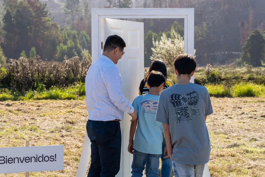 vista familia haciendo entrada simbólica a su parcela
