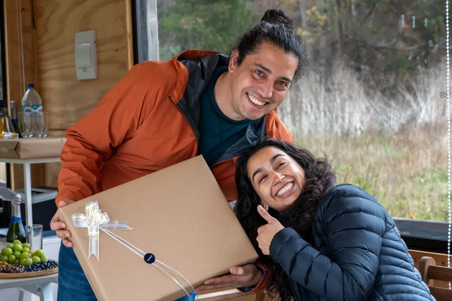pareja recibiendo su parcela en reserva mayor 2