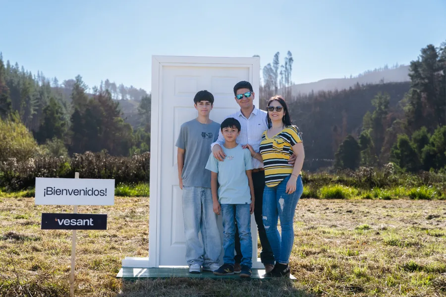 familia recibiendo su parcela en reserva mayor 2